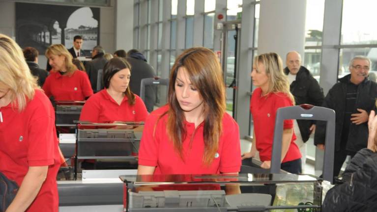 V letu 2022 za 12,4 odstotka več zaposlenih v zasebnem sektorju