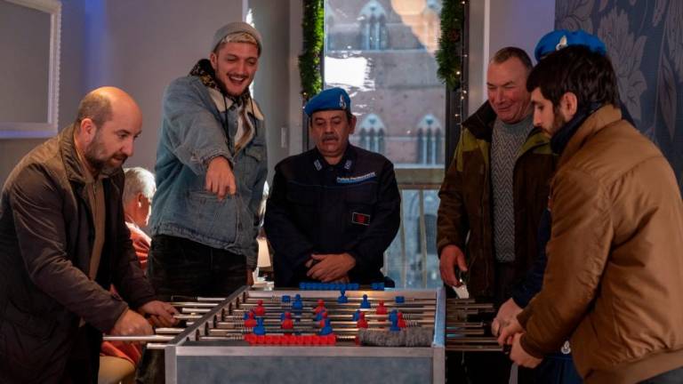 Godota čaka skupina zapornikov