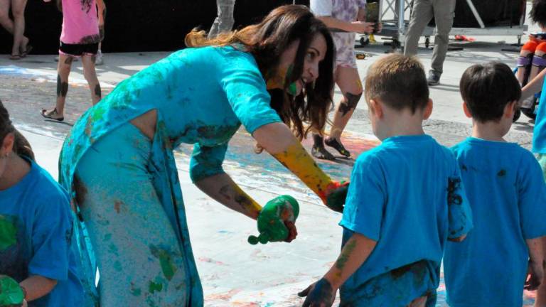 Vitruvijska ženska nagovarja k miru in sožitju (foto)