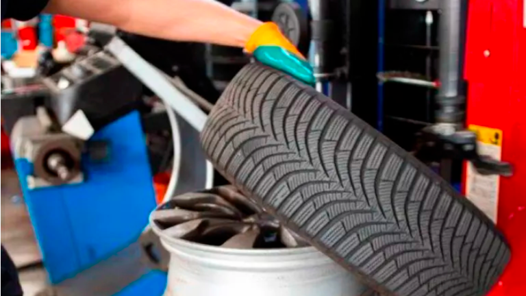 Od danes na motornih vozilih obvezna zimska oprema