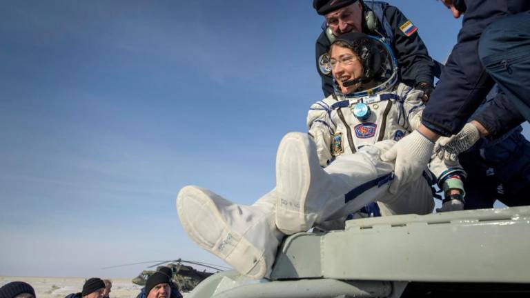 Pristala astronavtka Christina Koch, ki je v vesolju preživela rekordnih 328 dni