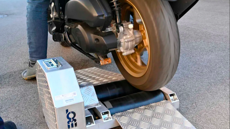 Policisti v Kopru zasegli več mopedov