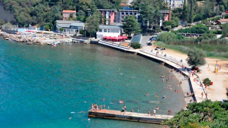 Ob plaži jo je obšla usodna slabost