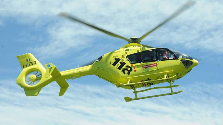 Padel z višine petih metrov in umrl