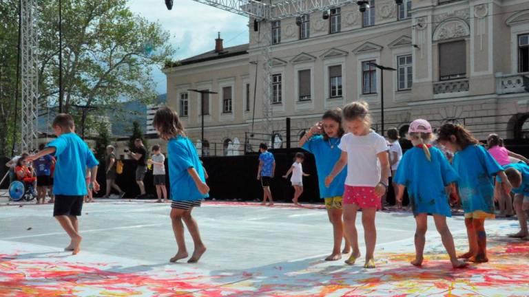 Vitruvijska ženska nagovarja k miru in sožitju (foto)