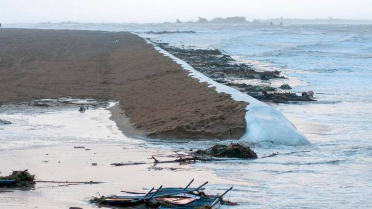Podivjano morje poškodovalo plaže (FOTO in VIDEO)