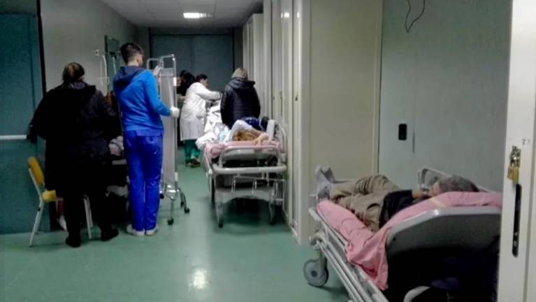 Na urgenci 91-letnik ostal več kot 30 ur na nosilih na hodniku