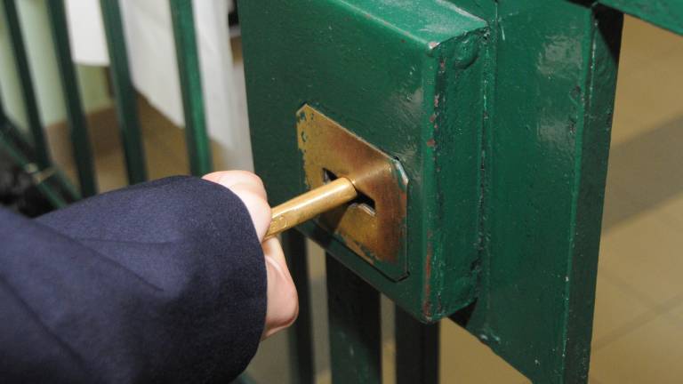 Brcal je kartomate in napadel policiste