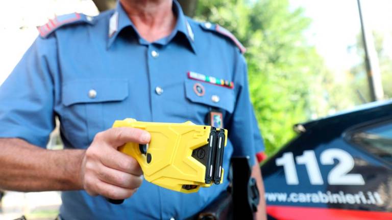 Karabinjerji 24-letnika ustavili z električnim paralizatorjem