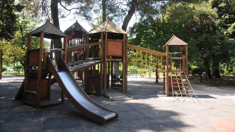 Otroci spet na igrala