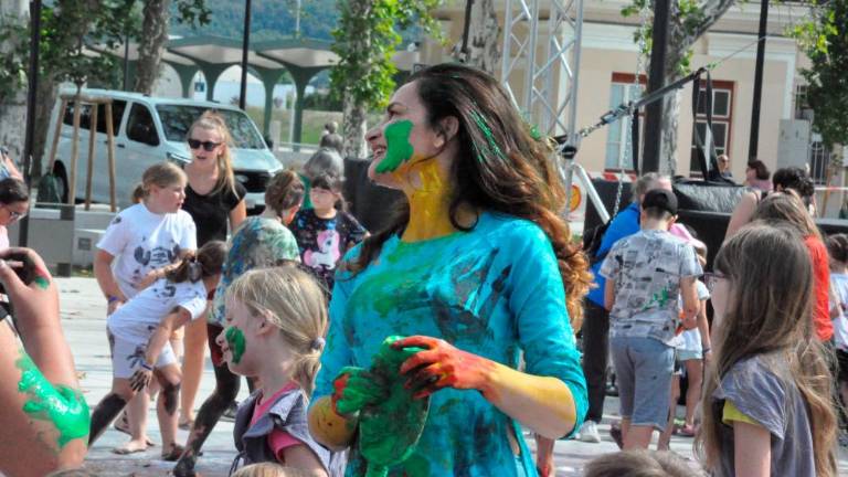 Vitruvijska ženska nagovarja k miru in sožitju (foto)