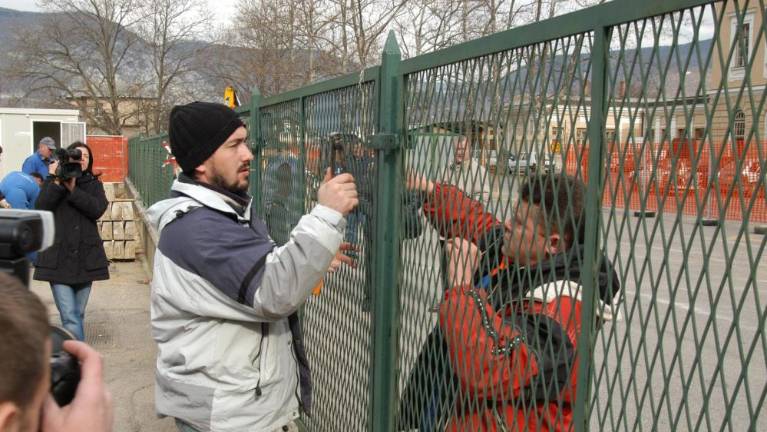 Pred natanko dvajsetimi leti so s trga odstranili ograjo