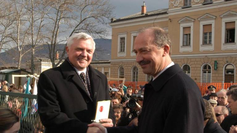 Pred natanko dvajsetimi leti so s trga odstranili ograjo