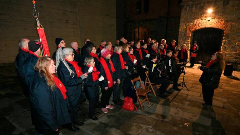 Z baklado so se spomnili žrtev holokavsta (foto)