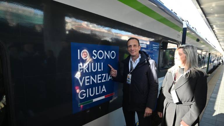 Po FJK se od danes pelje drugi hibridni vlak