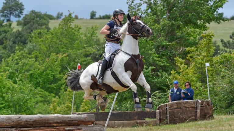 Jahači in njihovi konji močnejši od burje in dežja