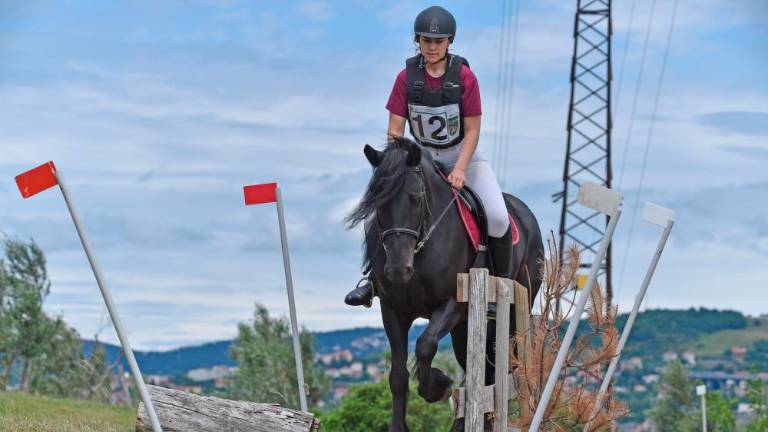 Jahači in njihovi konji močnejši od burje in dežja