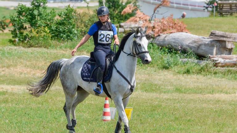 Jahači in njihovi konji močnejši od burje in dežja