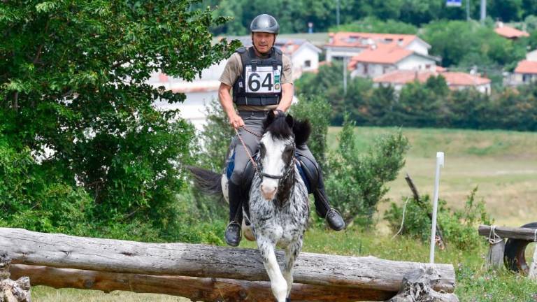 Jahači in njihovi konji močnejši od burje in dežja