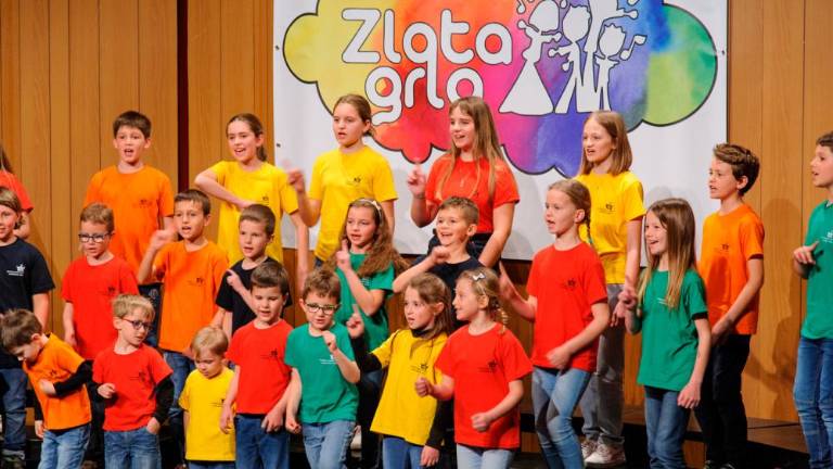 Na letošnji reviji štiristo mladih pevcev in sedemnajst zborov