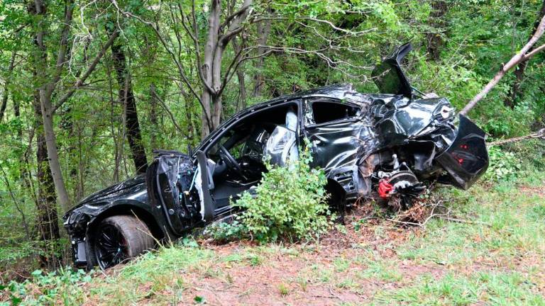 Trije poškodovani v avtomobilski nesreči pri Mačkoljah