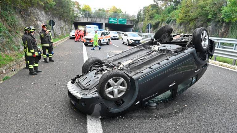 Pri Trebčah avtomobil pristal na strehi
