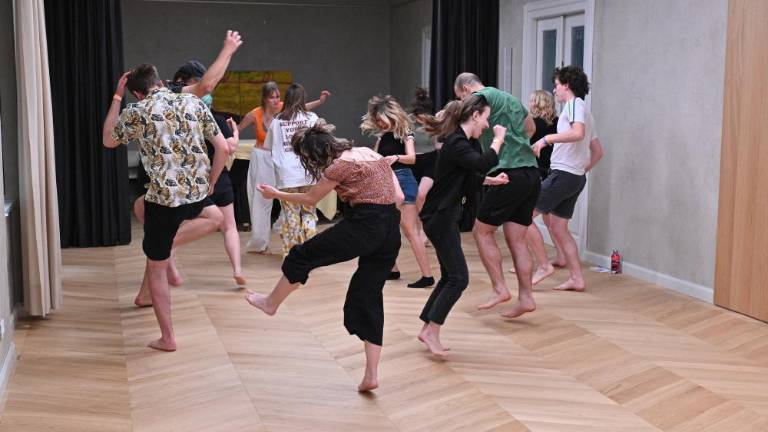 Snemajo podkast, vadijo igro in izdelujejo scenografijo