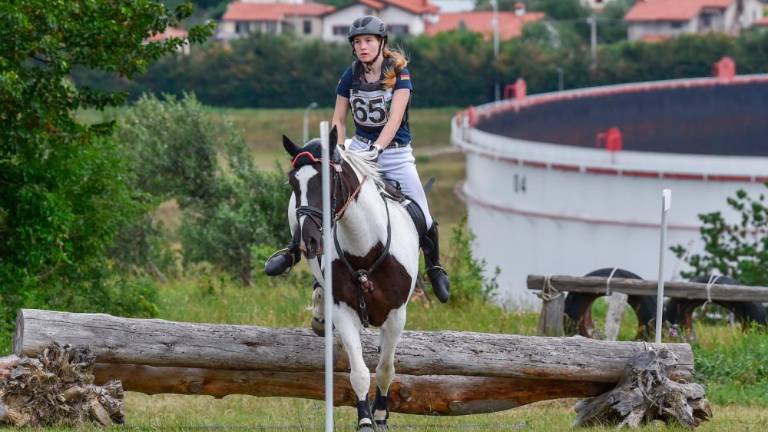 Jahači in njihovi konji močnejši od burje in dežja