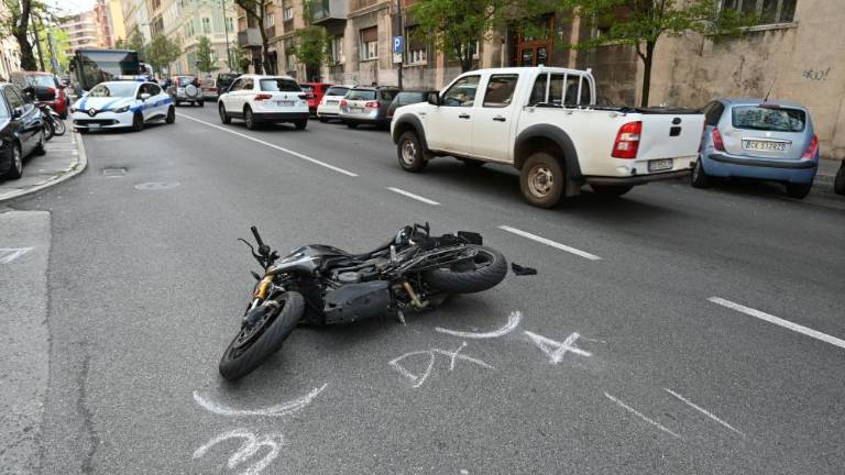 V Ulici Severo trčila motor in avtomobil