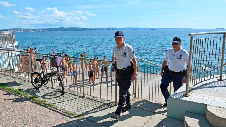 Ko je zagledal lokalne policiste, s skuterjem pobegnil kar po pločniku