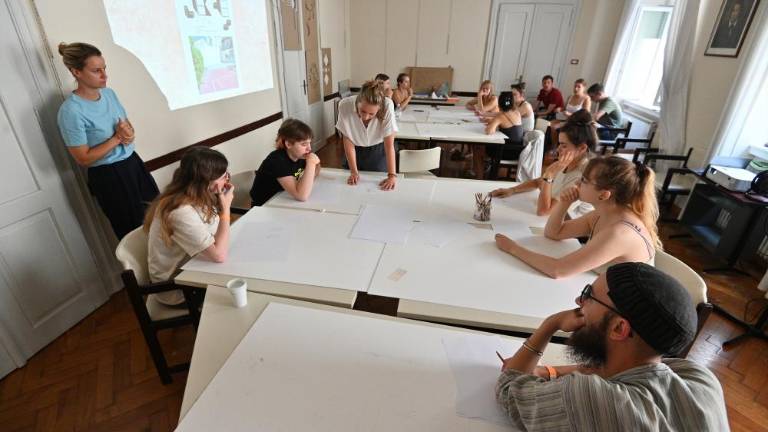 Snemajo podkast, vadijo igro in izdelujejo scenografijo