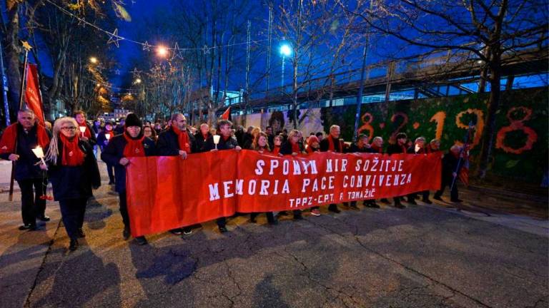 Z baklado so se spomnili žrtev holokavsta (foto)