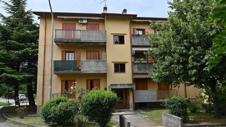 Med prepirom padel z balkona