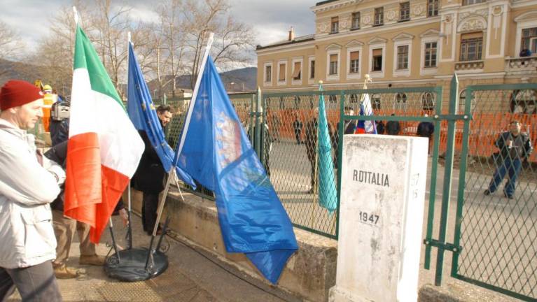 Pred natanko dvajsetimi leti so s trga odstranili ograjo