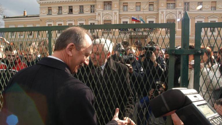 Pred natanko dvajsetimi leti so s trga odstranili ograjo