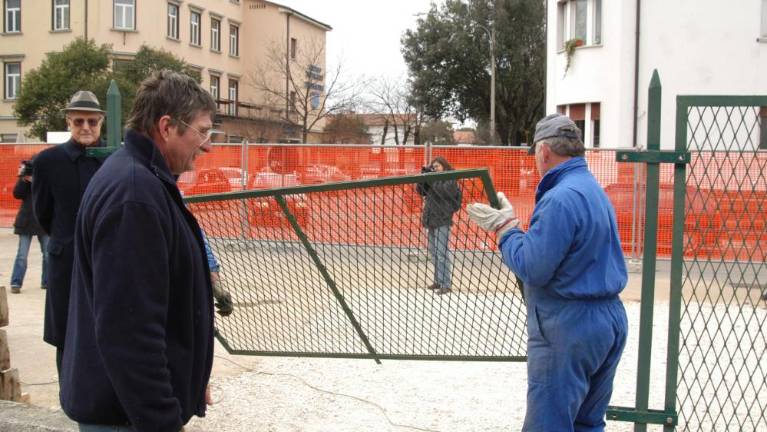Pred natanko dvajsetimi leti so s trga odstranili ograjo