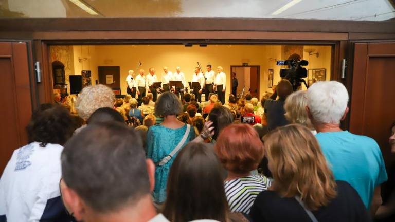 Pevski poklon Oliverju Dragojeviću