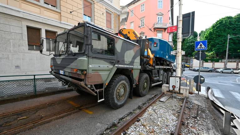 Prvega od vozov postavili nazaj na tramvajsko progo (foto)