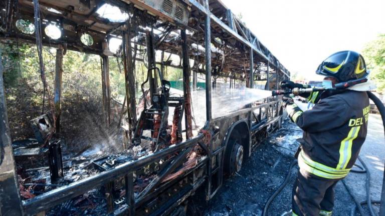 Pri Zgoniku zgorel avtobus