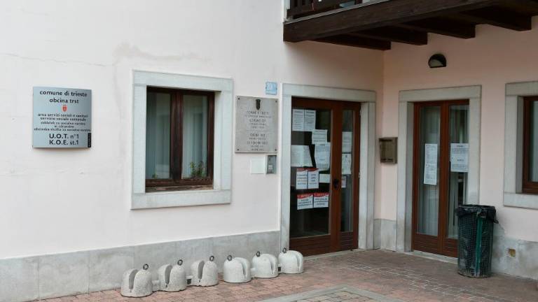 Rajonski sveti ostajajo brez prevajalca