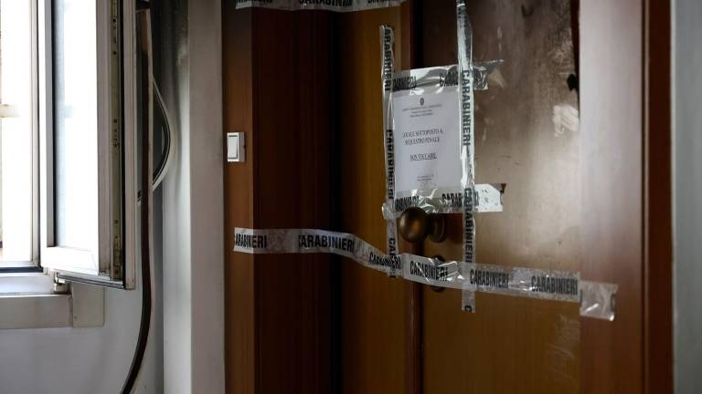 Po požaru krvavi odtisi stopal na stopnicah