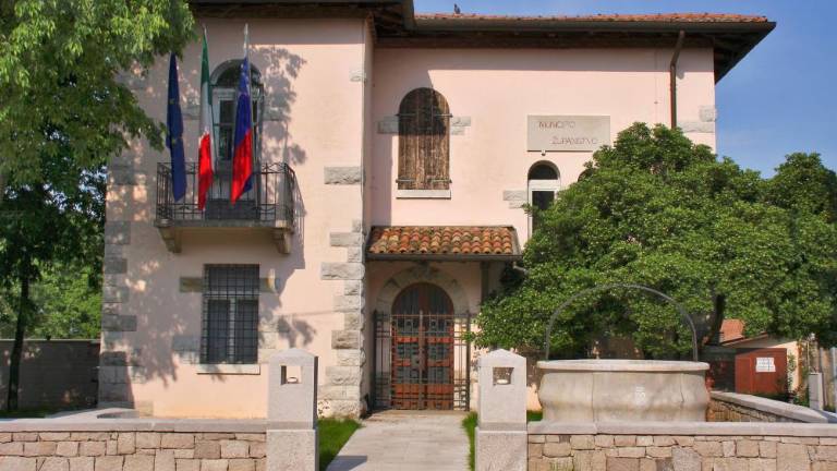 H gradnji komunske štirne je prispeval sam cesar