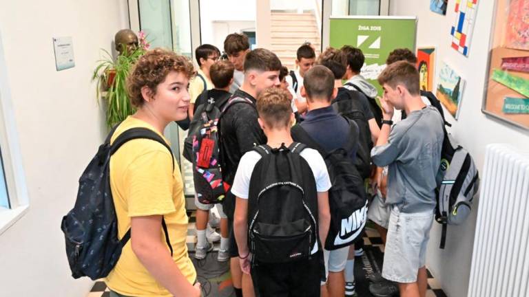 Dijaki DIZ Jožef Stefan prvi prestopili šolski prag (foto)