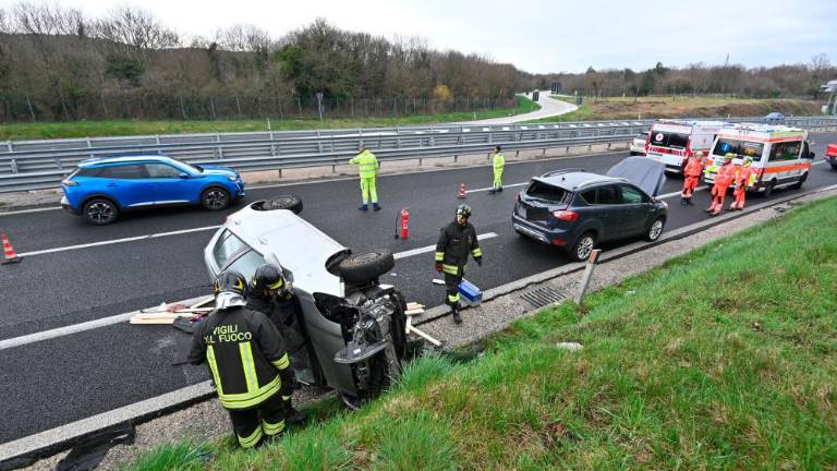Trčenje na hitri cesti, avtomobil na boku