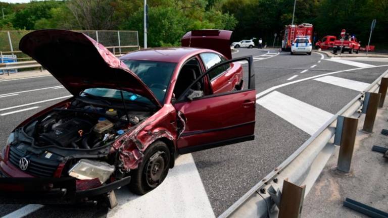 Pod Katinaro trčila avtomobila in skuter
