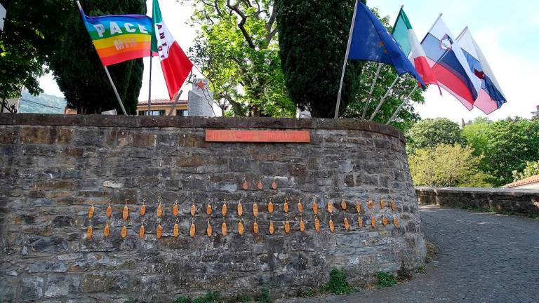 Spoštljiv poklon padlim ob 25. aprilu