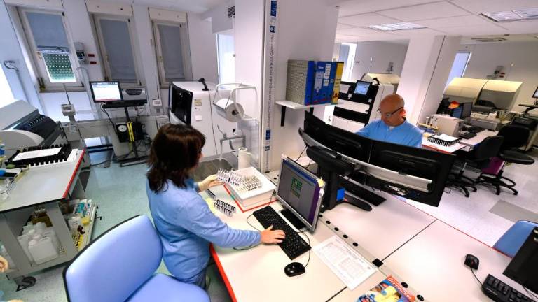 Manj hospitaliziranih bolnikov s covidom-19 in nižja incidenca