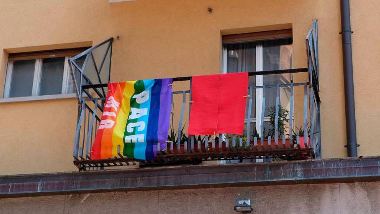 Spoštljiv poklon padlim ob 25. aprilu