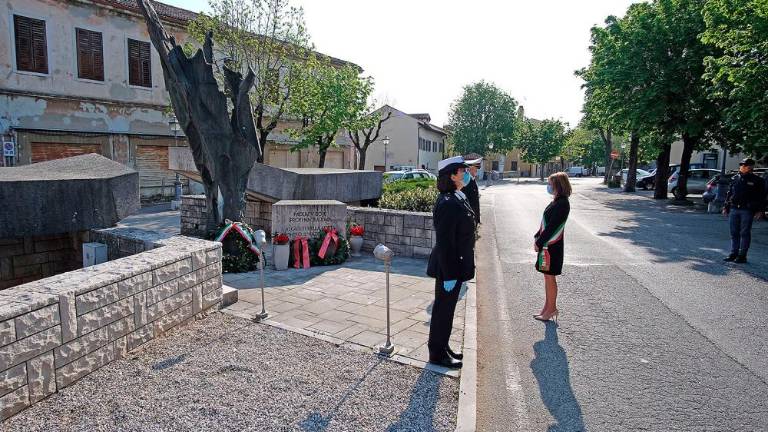 Spoštljiv poklon padlim ob 25. aprilu