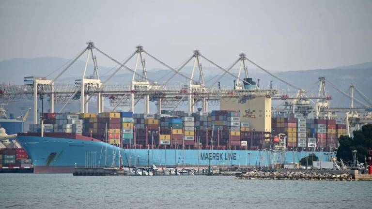 V Luki Koper lani milijon kontejnerskih enot in 800.000 avtomobilov